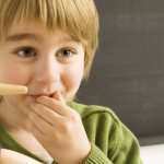 Если ребенок съел жвачку, важно, чтобы она не попала в дыхательные пути.