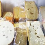 Хранить сыр можно дома. Для этого обязательно учитывайте сорт и срок годности продукта, а также соблюдайте рекомендованные условия хранения