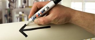 Мужчина рисует стрелку черным маркером
