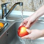 Мытье яблока под проточной водой