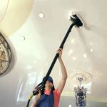 Очищаем при помощи пылесоса натяжной потолок