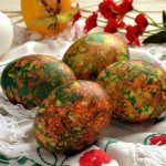 Яйца, покрашенные на пасху при помощи зеленки и луковой шелухи